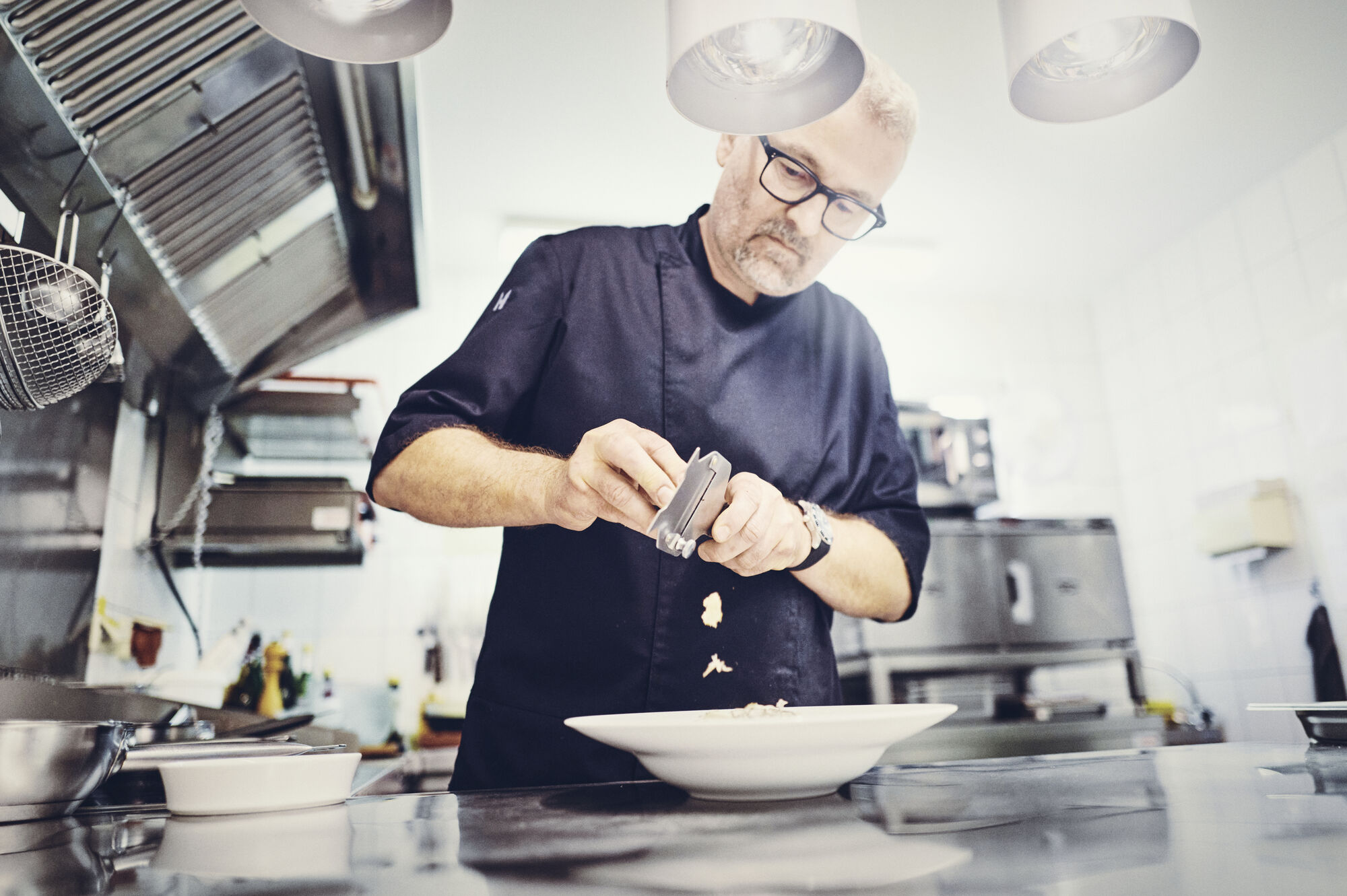 Koch Mathias Luiz bei der Arbeit